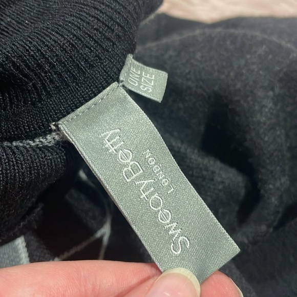 Sweaty Betty Geometric Black Gray Yeti Knit Poncho One Size - Picture 5 of 9